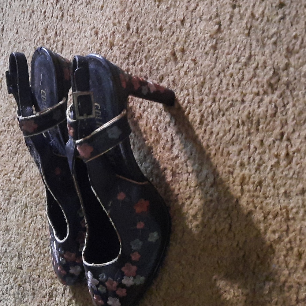 Shoes - Picture 2 of 5